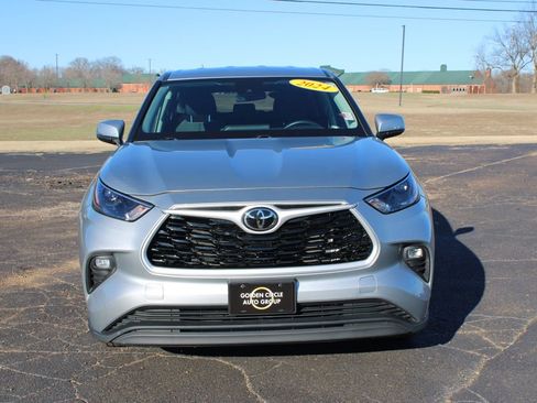 Used 2024 Toyota Highlander LE AWD/4WD image 3