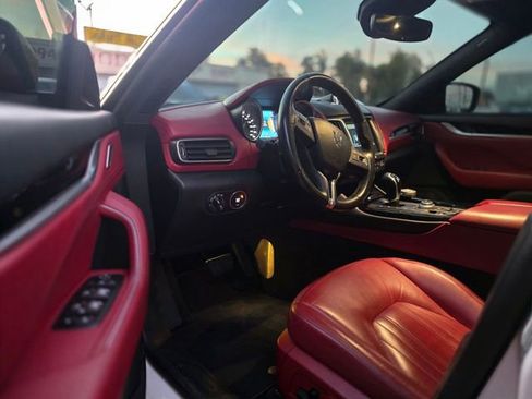 Used 2017 Maserati Levante image 10
