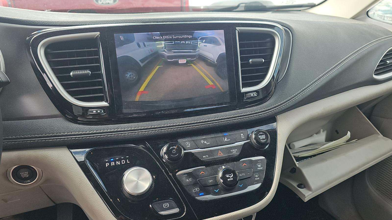 Used 2024 Chrysler Pacifica Touring-L FWD image 9