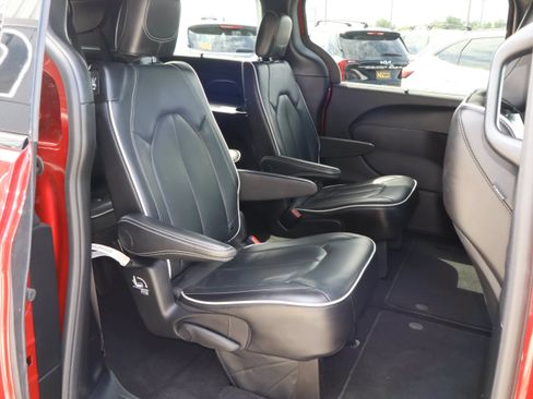 Used 2025 Chrysler Pacifica Limited FWD image 28
