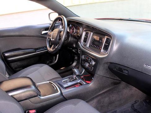 Used 2018 Dodge Charger SXT image 18