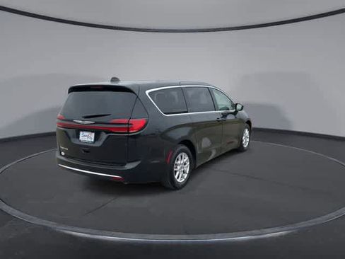 Used 2023 Chrysler Pacifica Touring-L image 8
