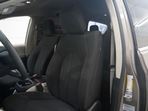 Used 2018 Chrysler Pacifica Touring Plus w/ Tire & Wheel Group FWD image 27