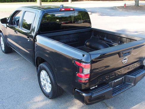 Used 2023 Nissan Frontier SV RWD image 5