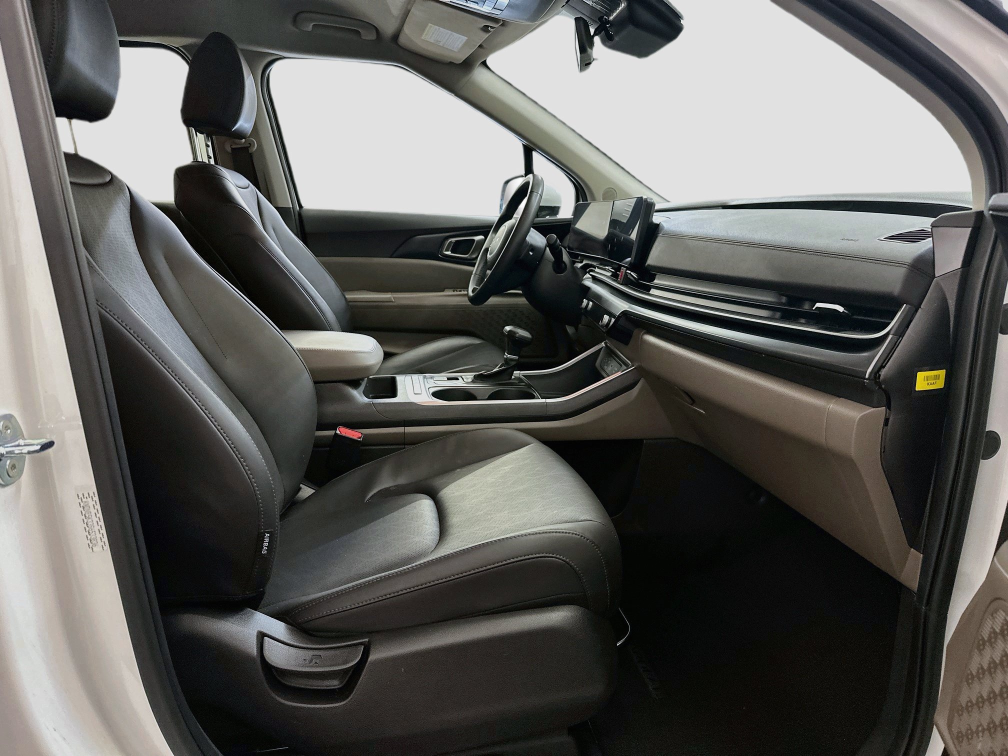 Used 2025 Kia Carnival FWD image 33