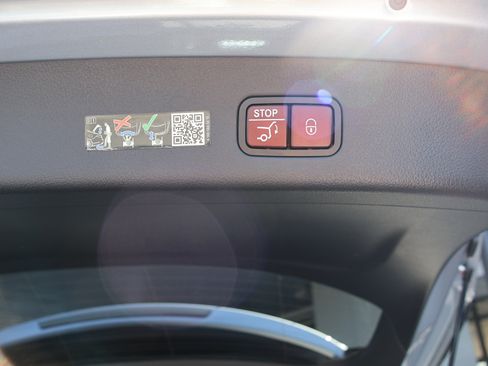 Used 2024 Mercedes-Benz GLC 300 4MATIC image 25