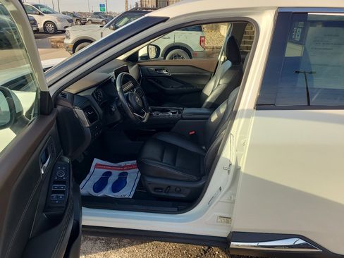 Used 2023 Nissan Rogue SL w/ SL Premium Package image 16