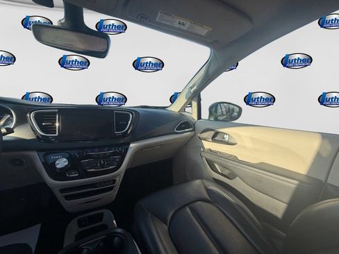 Used 2023 Chrysler Pacifica Touring-L FWD image 15