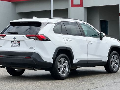 Used 2022 Toyota RAV4 XLE AWD/4WD image 2