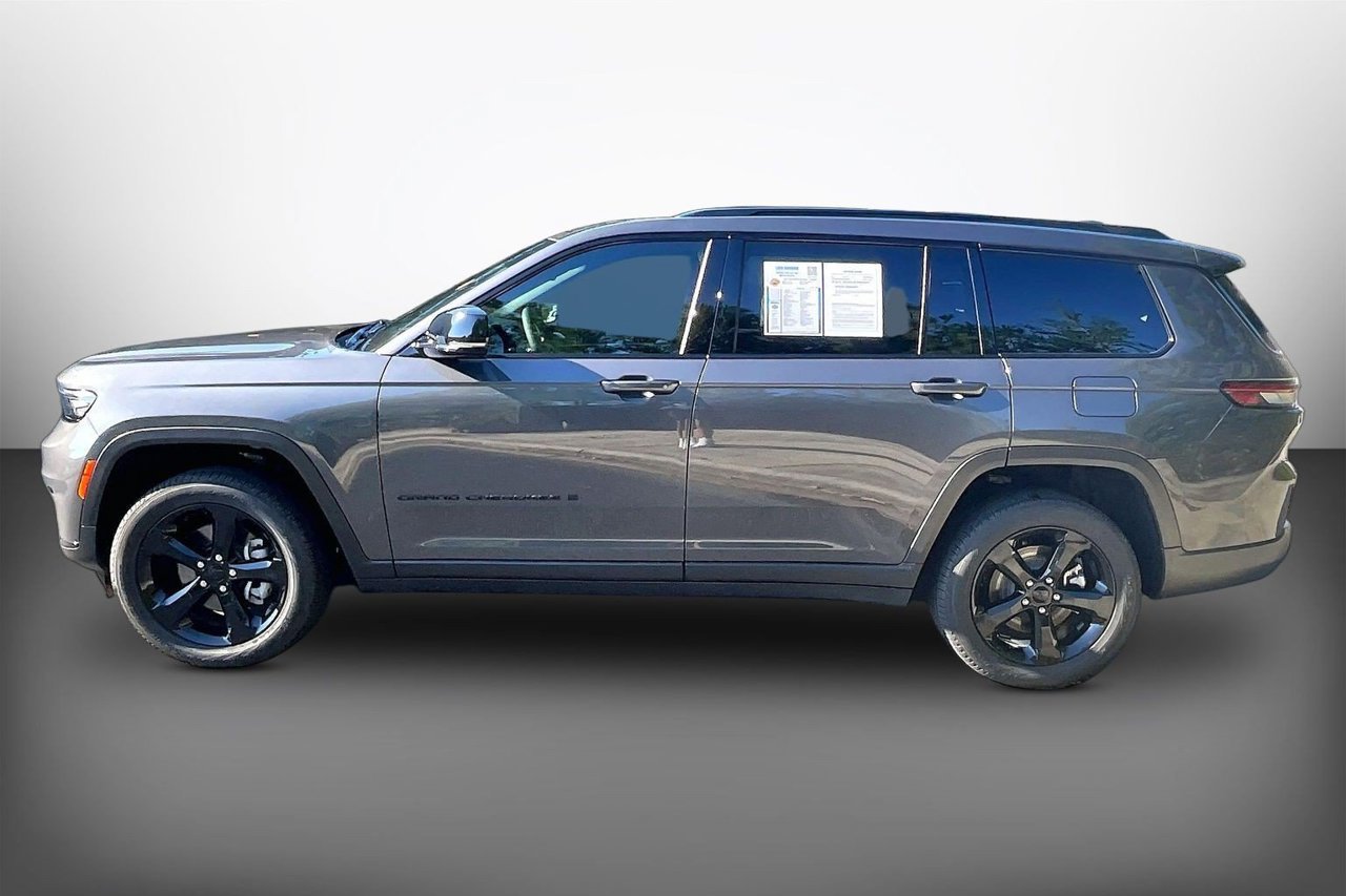 Used 2025 Jeep Grand Cherokee L Limited w/ Black Appearance Package AWD/4WD image 5