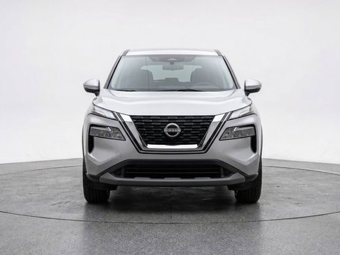 Used 2025 Nissan Rogue SV FWD image 2