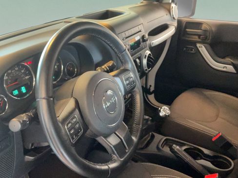 Used 2017 Jeep Wrangler Unlimited Rubicon w/ Connectivity Group AWD/4WD image 18