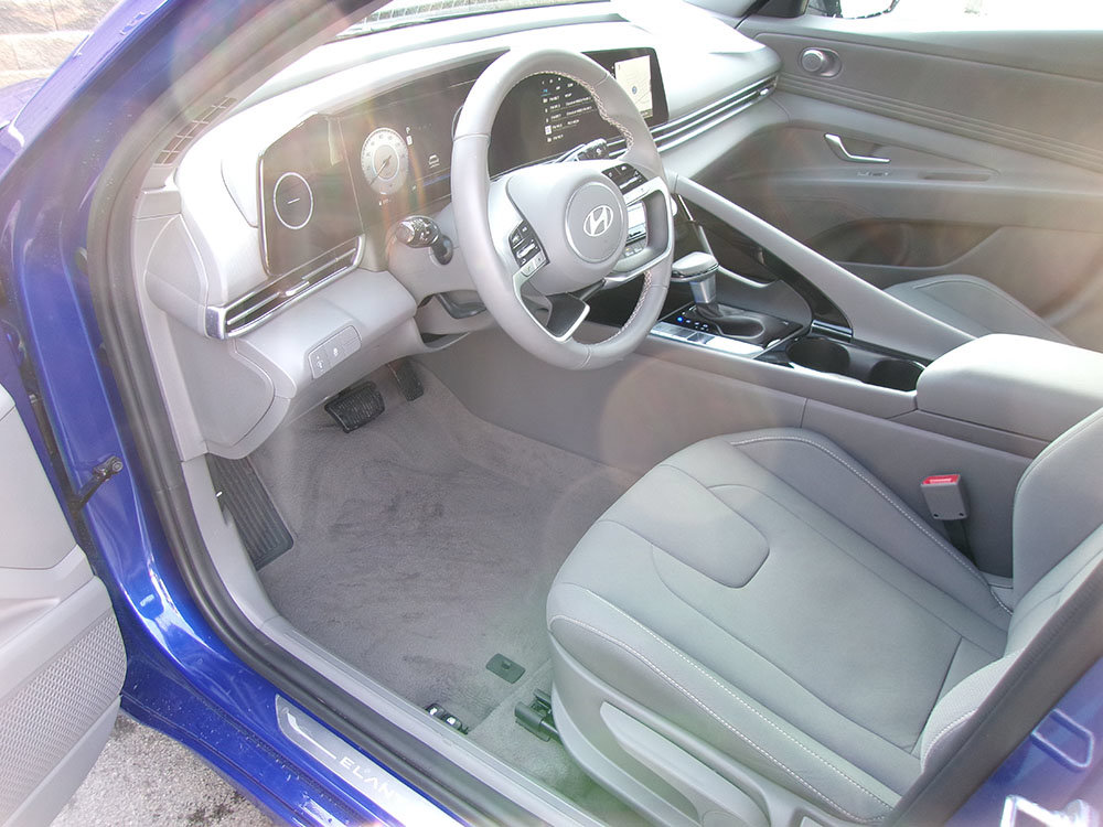 Used 2025 Hyundai Elantra SEL FWD image 13