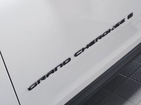 Used 2025 Jeep Grand Cherokee Altitude RWD image 10
