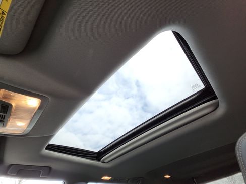 Used 2017 Toyota Highlander Limited image 2