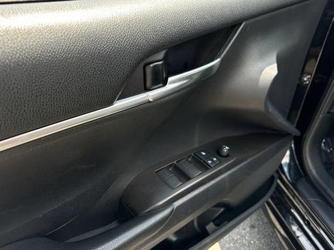 Used 2021 Toyota Camry SE w/ Convenience Package FWD image 11