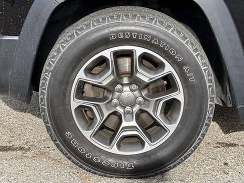 Used 2020 Jeep Cherokee Trailhawk w/ Cold Weather Group image 10