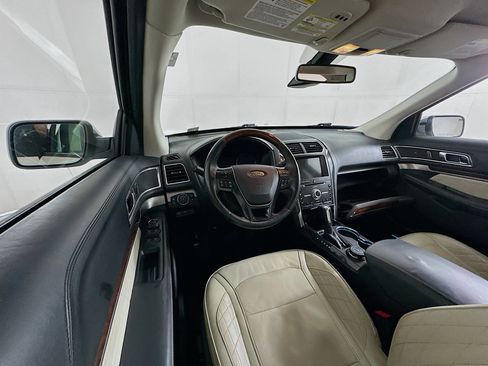 Used 2017 Ford Explorer Platinum image 18