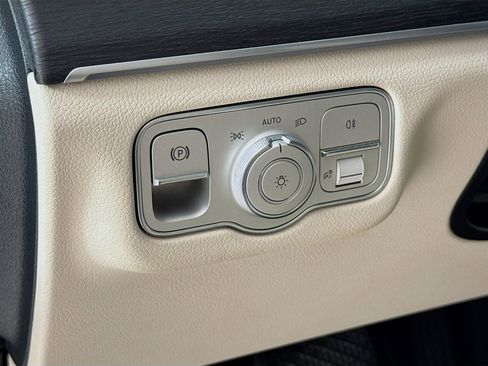 Used 2024 Mercedes-Benz GLE 350 4MATIC image 11