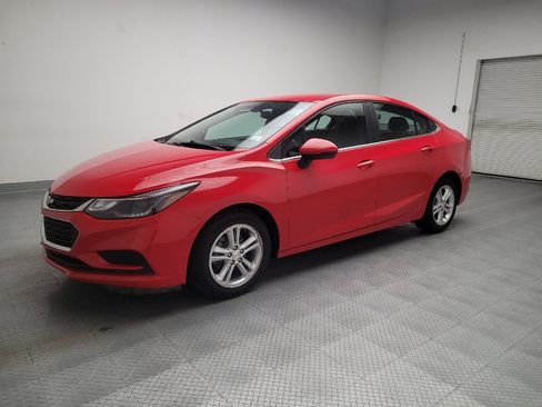 Used 2017 Chevrolet Cruze LT w/ Convenience Package FWD image 2