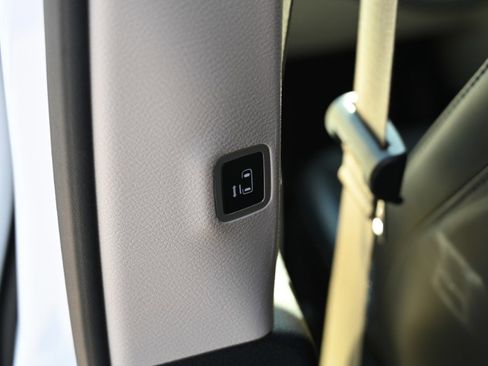 Used 2023 Chrysler Pacifica Touring-L image 18