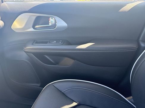 New 2026 Chrysler Pacifica Limited w/ S Appearance Package AWD/4WD image 27