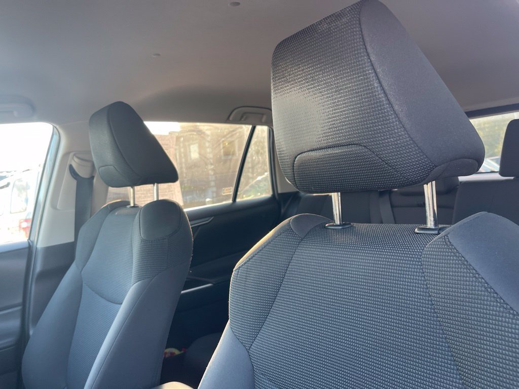 Used 2021 Toyota RAV4 LE AWD/4WD image 9