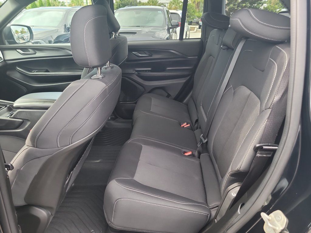 Used 2024 Jeep Grand Cherokee Laredo w/ Luxury Tech Group I AWD/4WD image 14