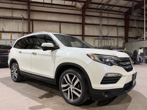 Used 2017 Honda Pilot Touring image 1