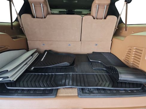 Used 2017 Cadillac Escalade ESV Platinum image 32