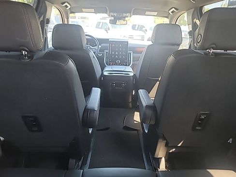 Used 2025 GMC Yukon Denali RWD image 13