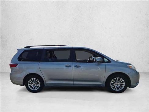 Used 2015 Toyota Sienna XLE FWD image 4