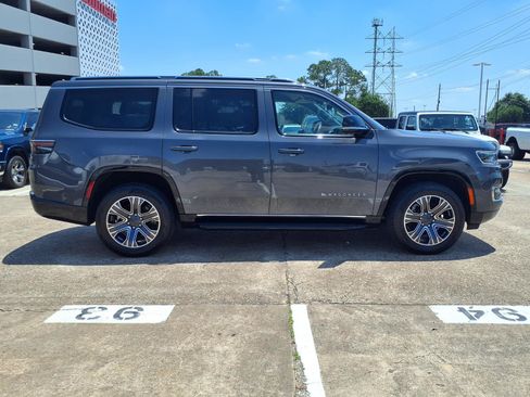 Used 2024 Jeep Wagoneer Series II w/ Flexible Seating Group RWD image 28