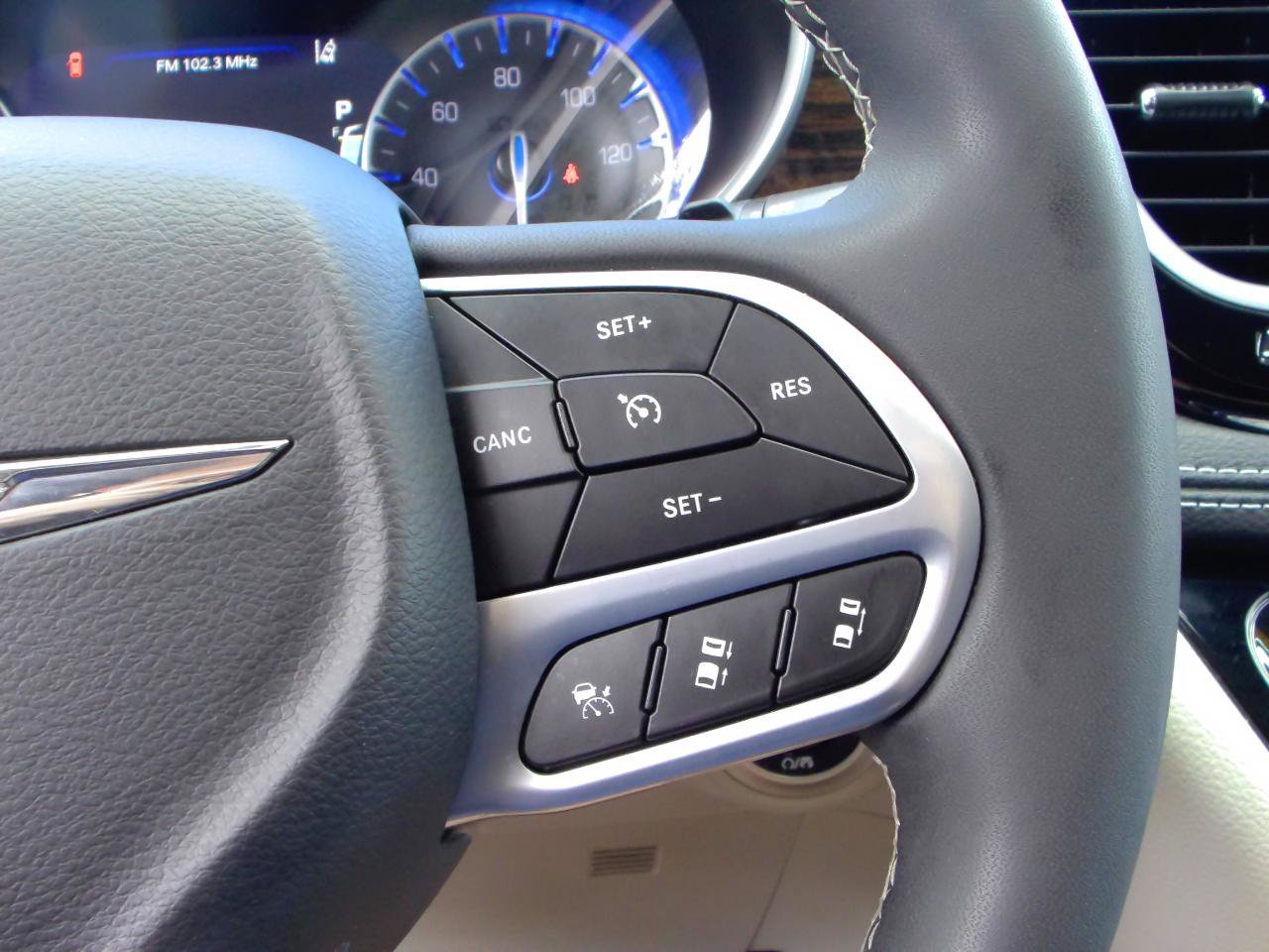 Used 2023 Chrysler Pacifica Limited FWD image 19