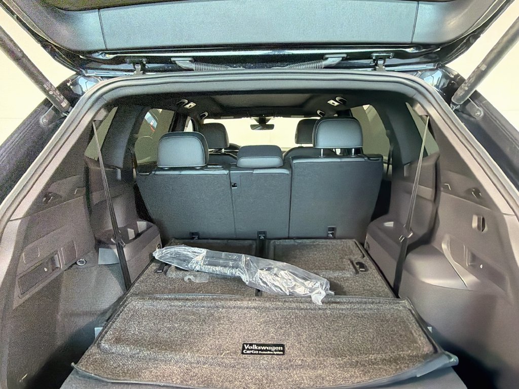 Used 2024 Volkswagen Tiguan SE R-Line FWD image 28