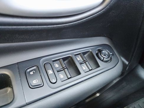 Used 2023 Jeep Renegade Latitude w/ Sun & Fun Group image 38