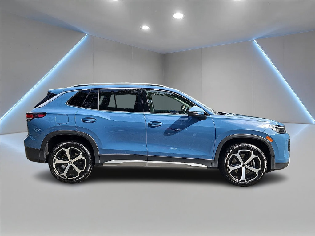 Certified 2025 Volkswagen Tiguan SE AWD/4WD image 4