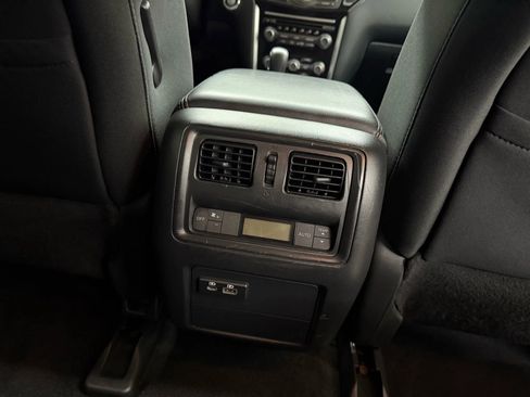 Used 2020 Nissan Pathfinder SV image 32