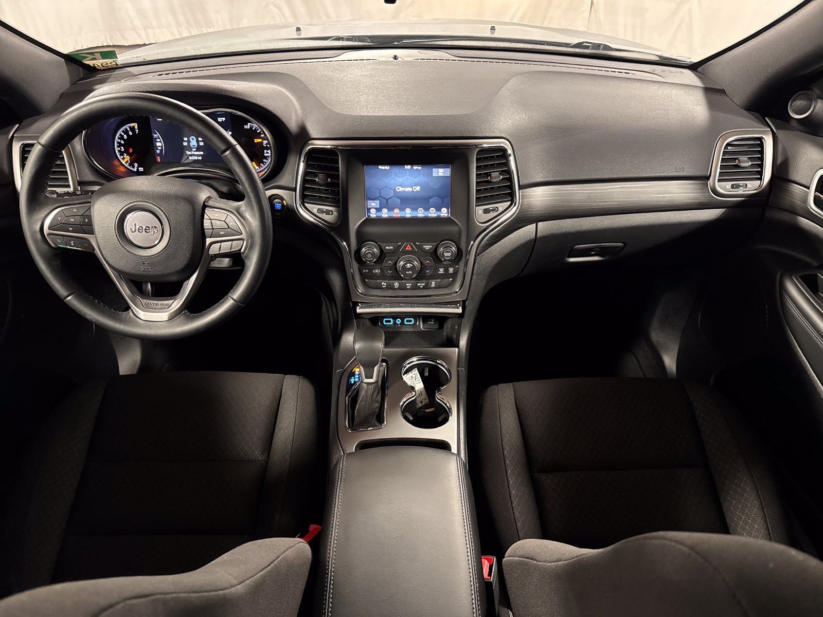 Used 2020 Jeep Grand Cherokee Laredo AWD/4WD image 4