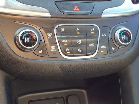 Used 2019 Chevrolet Equinox LT w/ Driver Convenience Package image 22