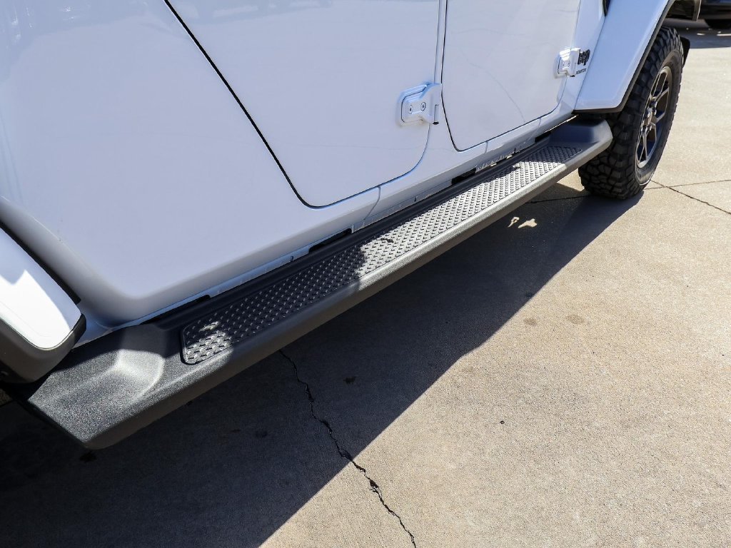 Used 2025 Jeep Gladiator Mojave AWD/4WD image 10