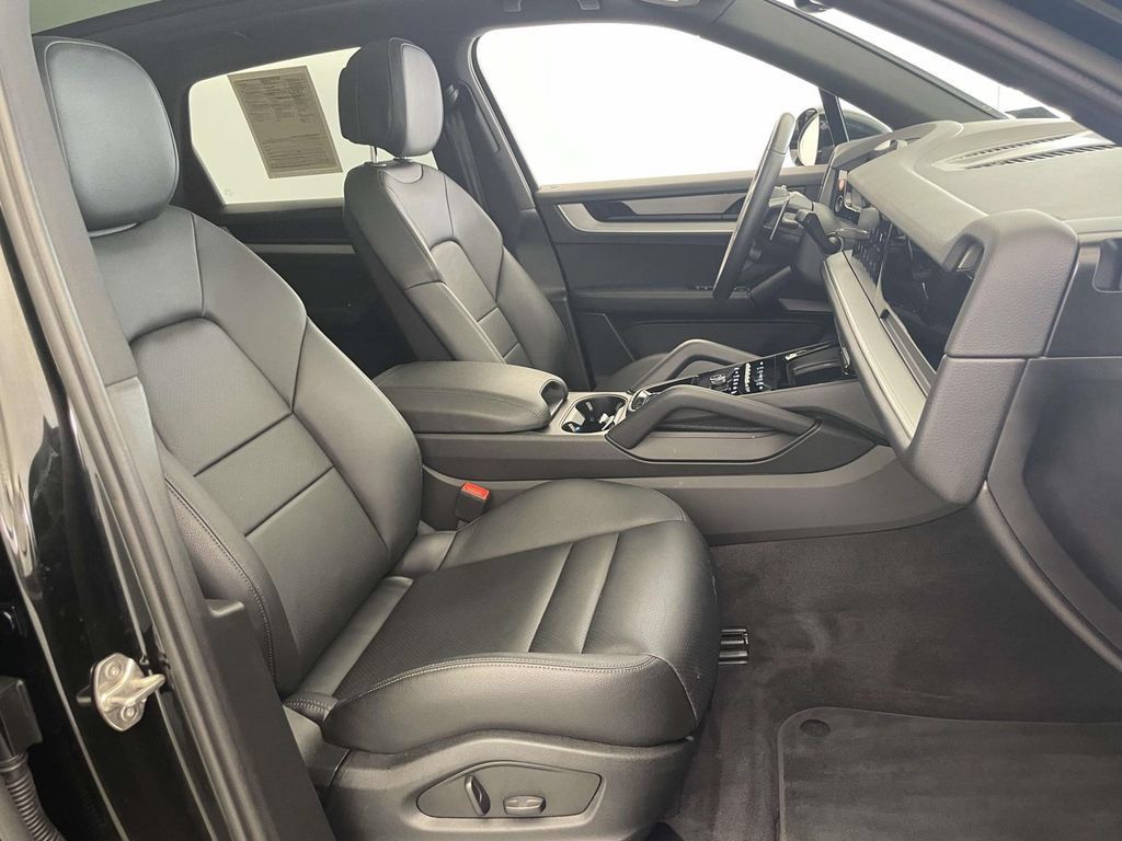 Certified 2025 Porsche Cayenne AWD/4WD image 23