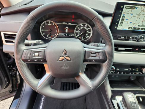 New 2025 Mitsubishi Outlander ES image 12