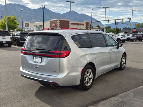 Used 2024 Chrysler Pacifica Limited FWD image 3