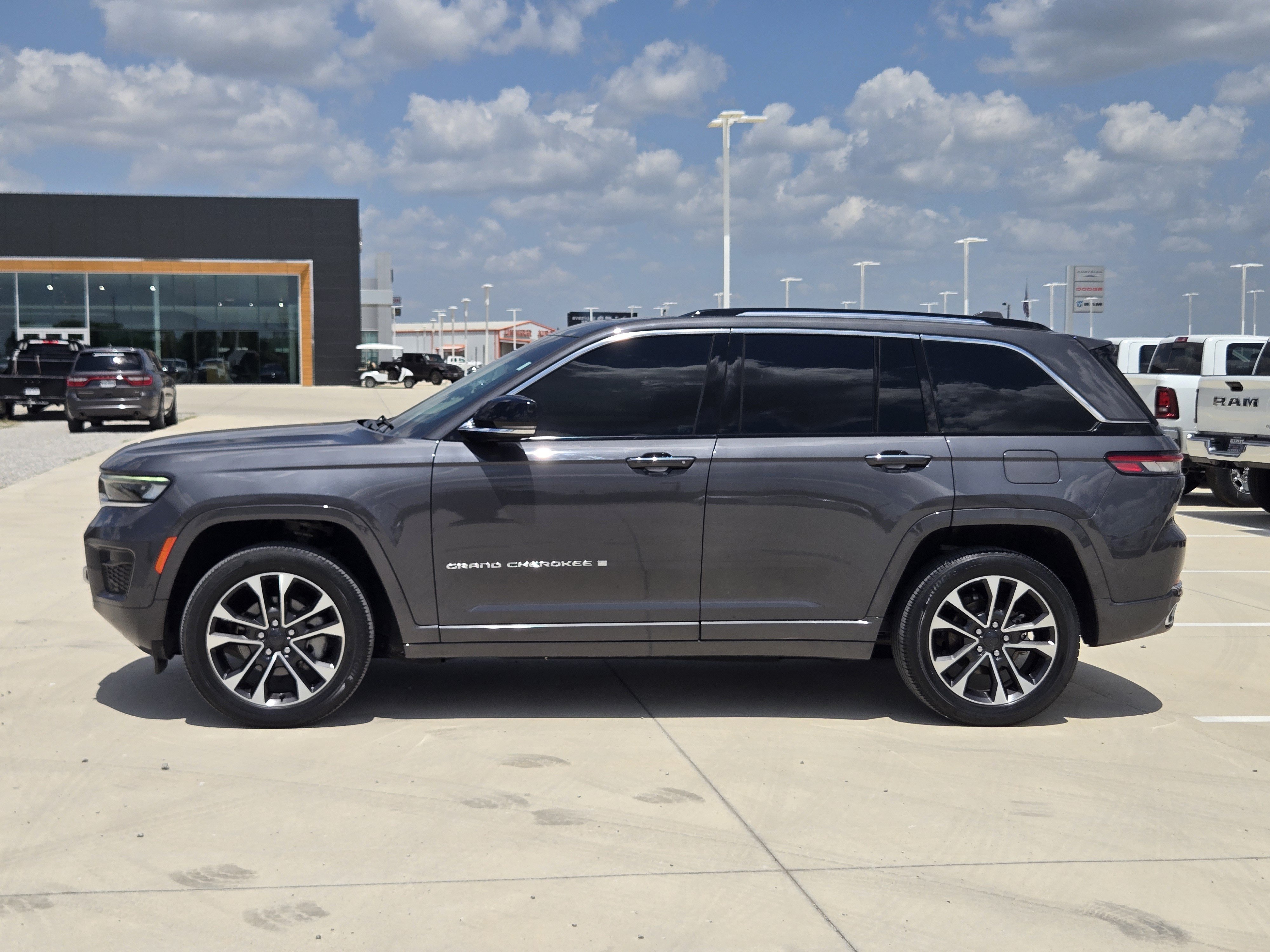 Used 2022 Jeep Grand Cherokee Overland w/ Luxury Tech Group IV AWD/4WD image 5