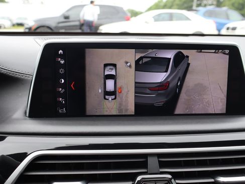 Used 2018 BMW 750i xDrive AWD/4WD image 35