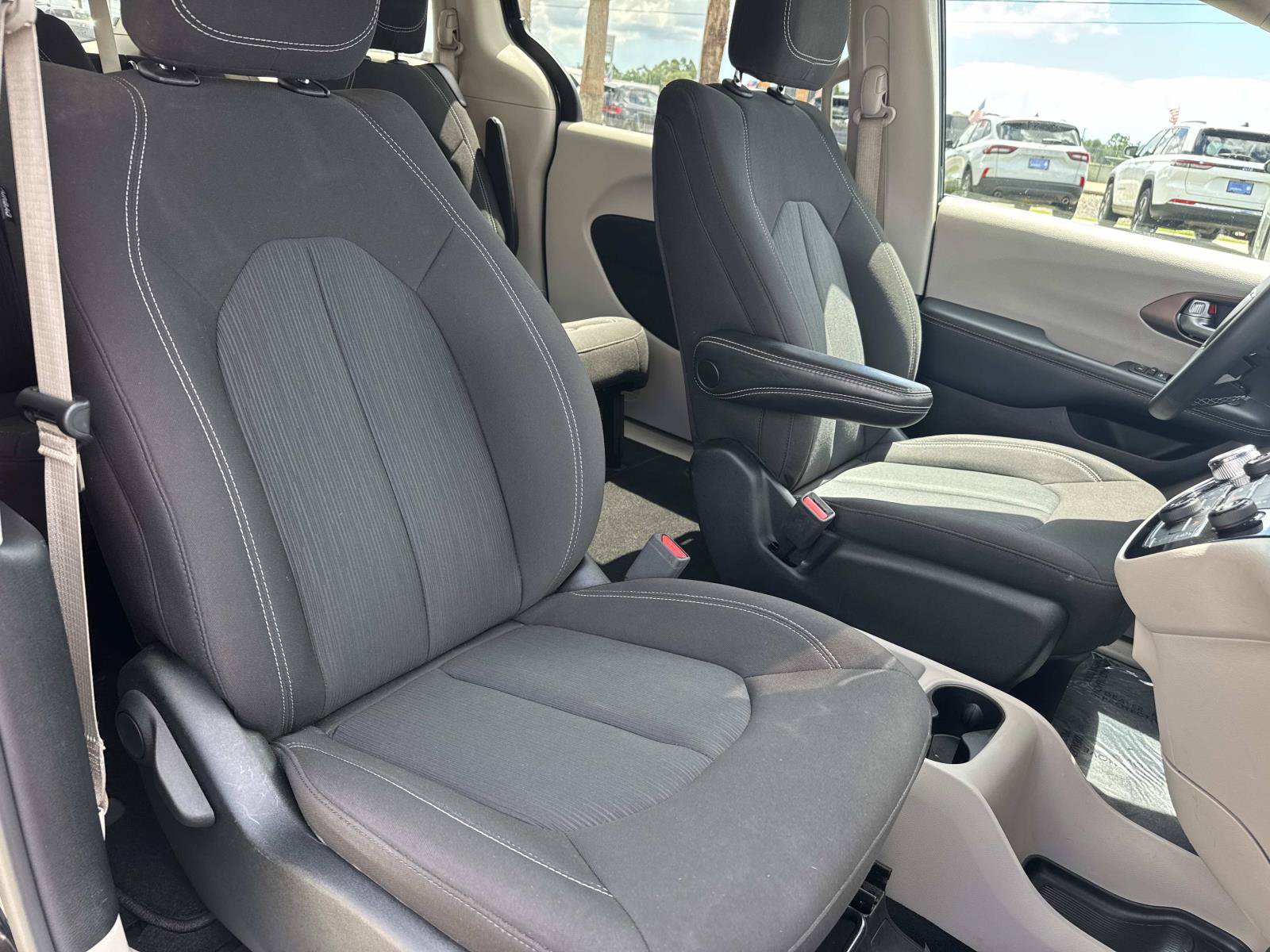 Used 2023 Chrysler Voyager LX FWD image 12