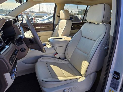 Used 2022 GMC Yukon XL Denali w/ Denali Premium Package image 16