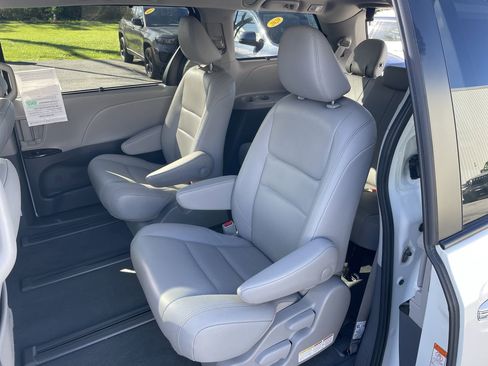 Used 2020 Toyota Sienna XLE w/ XLE Navigation Package AWD/4WD image 39