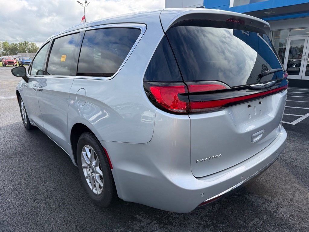 Used 2024 Chrysler Pacifica Touring-L FWD image 3